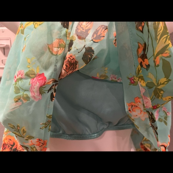 Floral crop top with under layer crop.  Like new size large - Picture 3 of 4
